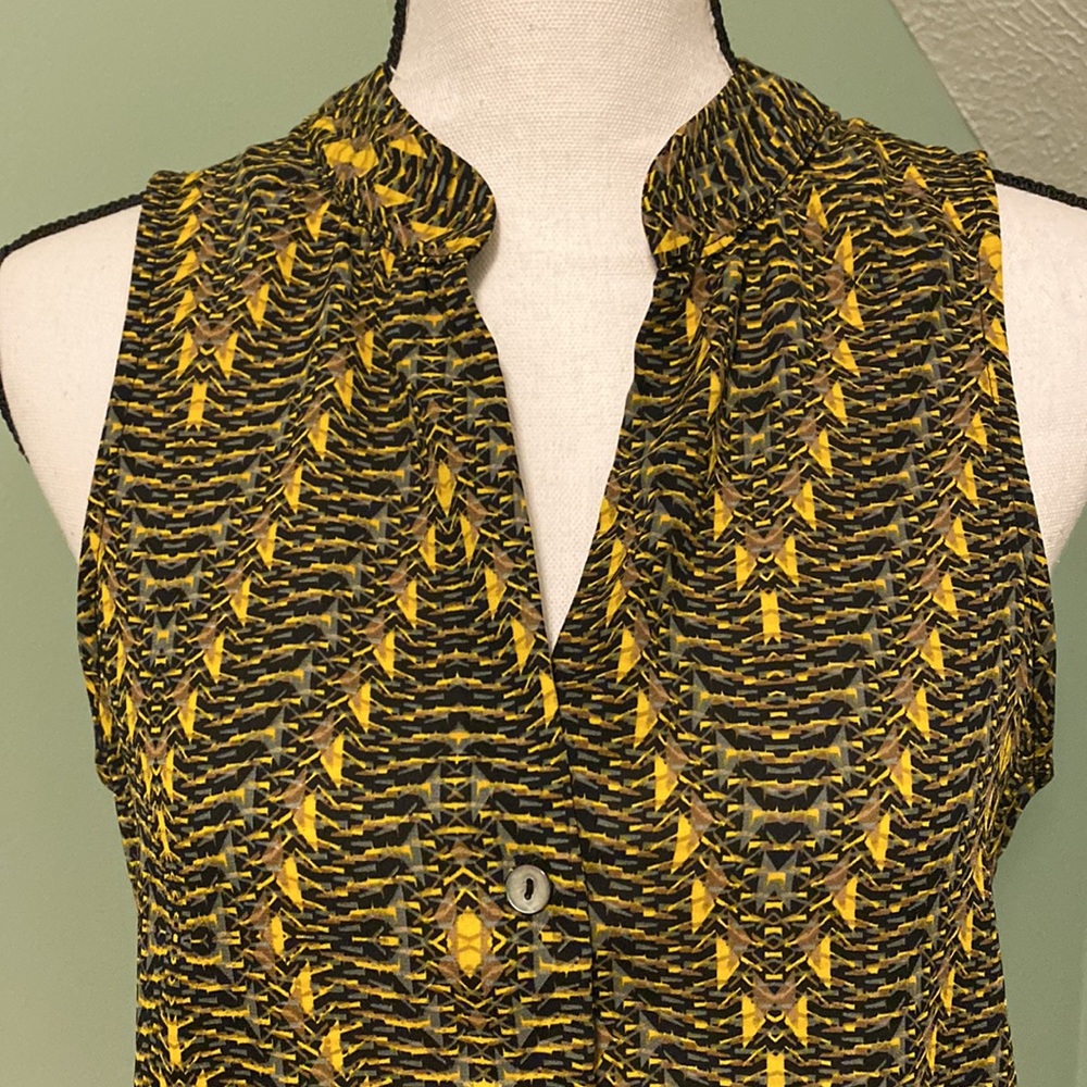 Allison Joy (Evereve) Sleeveless Smocked Bottom Button Front Top - Picture 4 of 8
